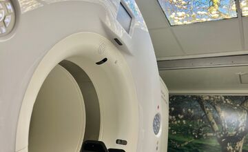 FOTO: Pacientov skalickej nemocnice prekvapil nevídaný príves kamiónu. Čo v ňom je?