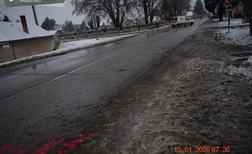 FOTO: Dobiehanie na autobus stálo mladú ženu takmer život