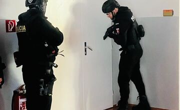 FOTO: Na trnavskom gymnáziu zasahovala polícia v rámci výcviku
