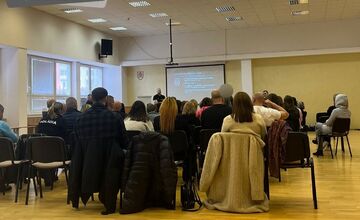 FOTO: Na trnavskom gymnáziu zasahovala polícia v rámci výcviku
