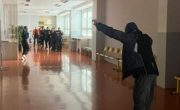 FOTO: Na trnavskom gymnáziu zasahovala polícia v rámci výcviku
