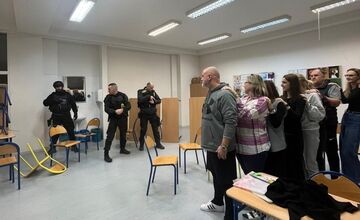 FOTO: Na trnavskom gymnáziu zasahovala polícia v rámci výcviku