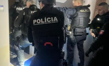 FOTO: Na trnavskom gymnáziu zasahovala polícia v rámci výcviku