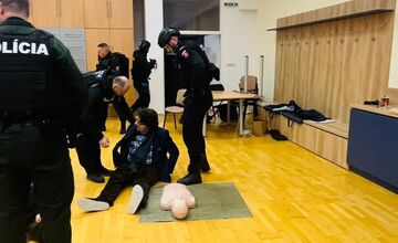 FOTO: Na trnavskom gymnáziu zasahovala polícia v rámci výcviku