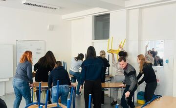 FOTO: Na trnavskom gymnáziu zasahovala polícia v rámci výcviku