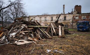 FOTO: Dobrovoľníci zo Sokoloviec a okolia pomáhajú rekonštruovať miestny kaštieľ