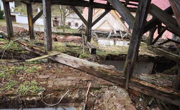 FOTO: Dobrovoľníci zo Sokoloviec a okolia pomáhajú rekonštruovať miestny kaštieľ