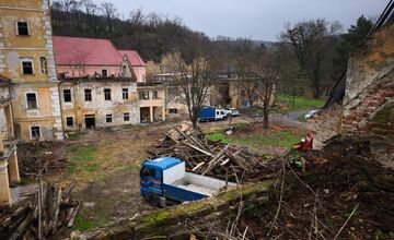 FOTO: Dobrovoľníci zo Sokoloviec a okolia pomáhajú rekonštruovať miestny kaštieľ