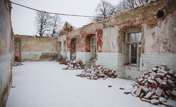 FOTO: Dobrovoľníci zo Sokoloviec a okolia pomáhajú rekonštruovať miestny kaštieľ