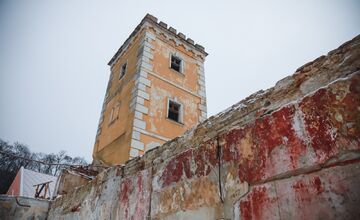 FOTO: Dobrovoľníci zo Sokoloviec a okolia pomáhajú rekonštruovať miestny kaštieľ