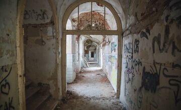 FOTO: Dobrovoľníci zo Sokoloviec a okolia pomáhajú rekonštruovať miestny kaštieľ