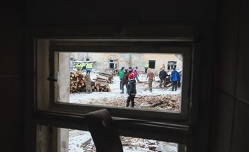 FOTO: Dobrovoľníci zo Sokoloviec a okolia pomáhajú rekonštruovať miestny kaštieľ