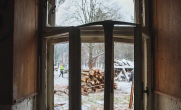 FOTO: Dobrovoľníci zo Sokoloviec a okolia pomáhajú rekonštruovať miestny kaštieľ