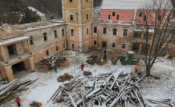 FOTO: Dobrovoľníci zo Sokoloviec a okolia pomáhajú rekonštruovať miestny kaštieľ