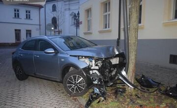 FOTO: Opitý vodič narazil do stromu a pouličného osvetlenia