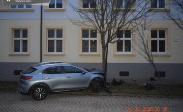 FOTO: Opitý vodič narazil do stromu a pouličného osvetlenia