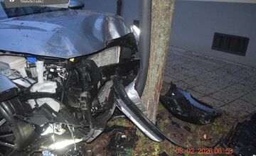 FOTO: Opitý vodič narazil do stromu a pouličného osvetlenia