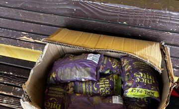 FOTO: Bizarná krádež v Seredi, páchatelia ukradli krabicu balených pistácii