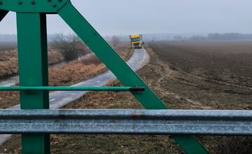 FOTO: Kamión uviaznutý na cyklotrase