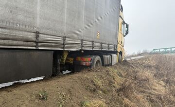 FOTO: Kamión uviaznutý na cyklotrase