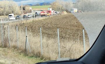 FOTO: Vážna nehoda na R1, pri ktorej havaroval autobus