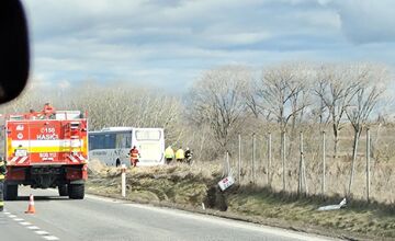 FOTO: Vážna nehoda na R1, pri ktorej havaroval autobus