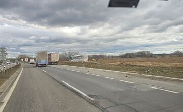 FOTO: Vážna nehoda na R1, pri ktorej havaroval autobus