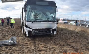 FOTO: Vážna nehoda na R1, pri ktorej havaroval autobus