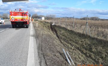 FOTO: Vážna nehoda na R1, pri ktorej havaroval autobus
