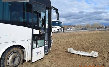 FOTO: Vážna nehoda na R1, pri ktorej havaroval autobus