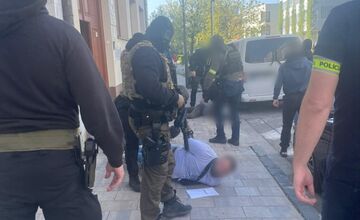 FOTO: Polícia zasahovala voči korupcii pri vybavovaní dokladov cudzincom