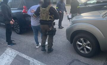 FOTO: Polícia zasahovala voči korupcii pri vybavovaní dokladov cudzincom