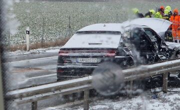FOTO: Vážna nehoda na R1 za Sereďou
