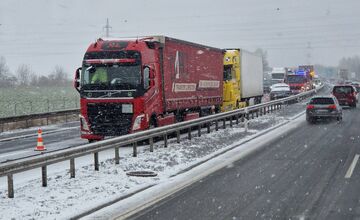 FOTO: Vážna nehoda na R1 za Sereďou