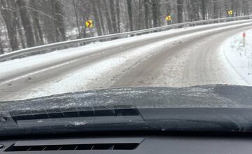 FOTO: Sneženie spôsobilo v kraji komplikácie v doprave
