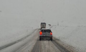 FOTO: Sneženie spôsobilo v kraji komplikácie v doprave
