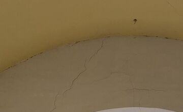 FOTO: Sobotné zemetrasenie poškodilo 350-ročný kostol v Báči