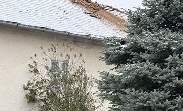 FOTO: Sobotné zemetrasenie poškodilo 350-ročný kostol v Báči