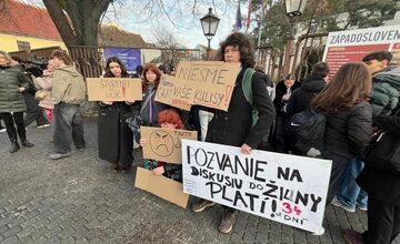 FOTO: Protest študentov a aktivistov proti diskusii premiéra Fica