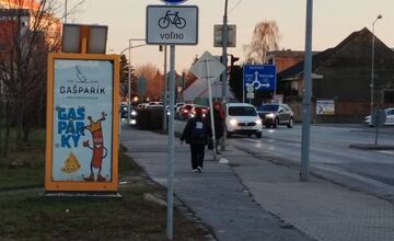 FOTO: Po chodníku na Dohnányho ulici môžu jazdiť aj cyklisti