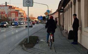 FOTO: Po chodníku na Dohnányho ulici môžu jazdiť aj cyklisti