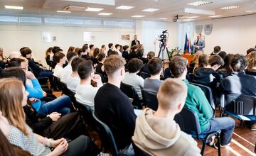 FOTO: Diskusia Roberta Fica so študentmi na Záhorí