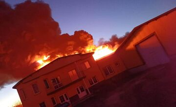 FOTO: Požiar haly v Moravskom Svätom Jáne