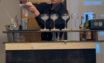 FOTO: Mladá talentovaná barmanka zo Slovenska ovládla Korfu