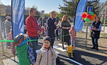 FOTO: Malí vodiči sadli za volant. V Piešťanoch otvorili moderné dopravné ihrisko pre deti