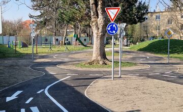FOTO: Malí vodiči sadli za volant. V Piešťanoch otvorili moderné dopravné ihrisko pre deti