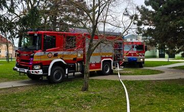 FOTO: Na Základnej škole v Čiernom Brode zasahovali hasiči
