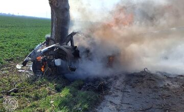 FOTO: Tragická nehoda pri Trnave. Auto narazilo do stromu, vodič v ňom uhorel