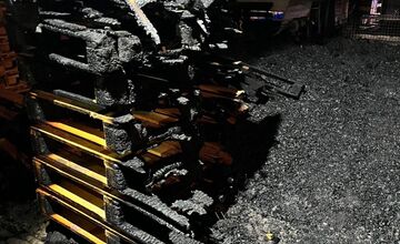 FOTO: Požiar v areáli firmy recyklácie plastov vo Zvončíne