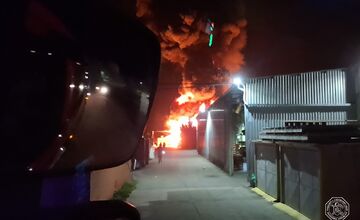 FOTO: Požiar v areáli firmy recyklácie plastov vo Zvončíne